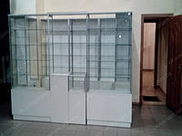 Торговая точка выполнена из стеклянных витрин с алюминиевым профилем и экономпанелью где основой конструкции является дсп.