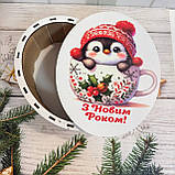 Новорічний подарунок-цукерниця Бокс для подарунка "Пінгвін новорічний" Розмір: 20*16*9 см, фото 3