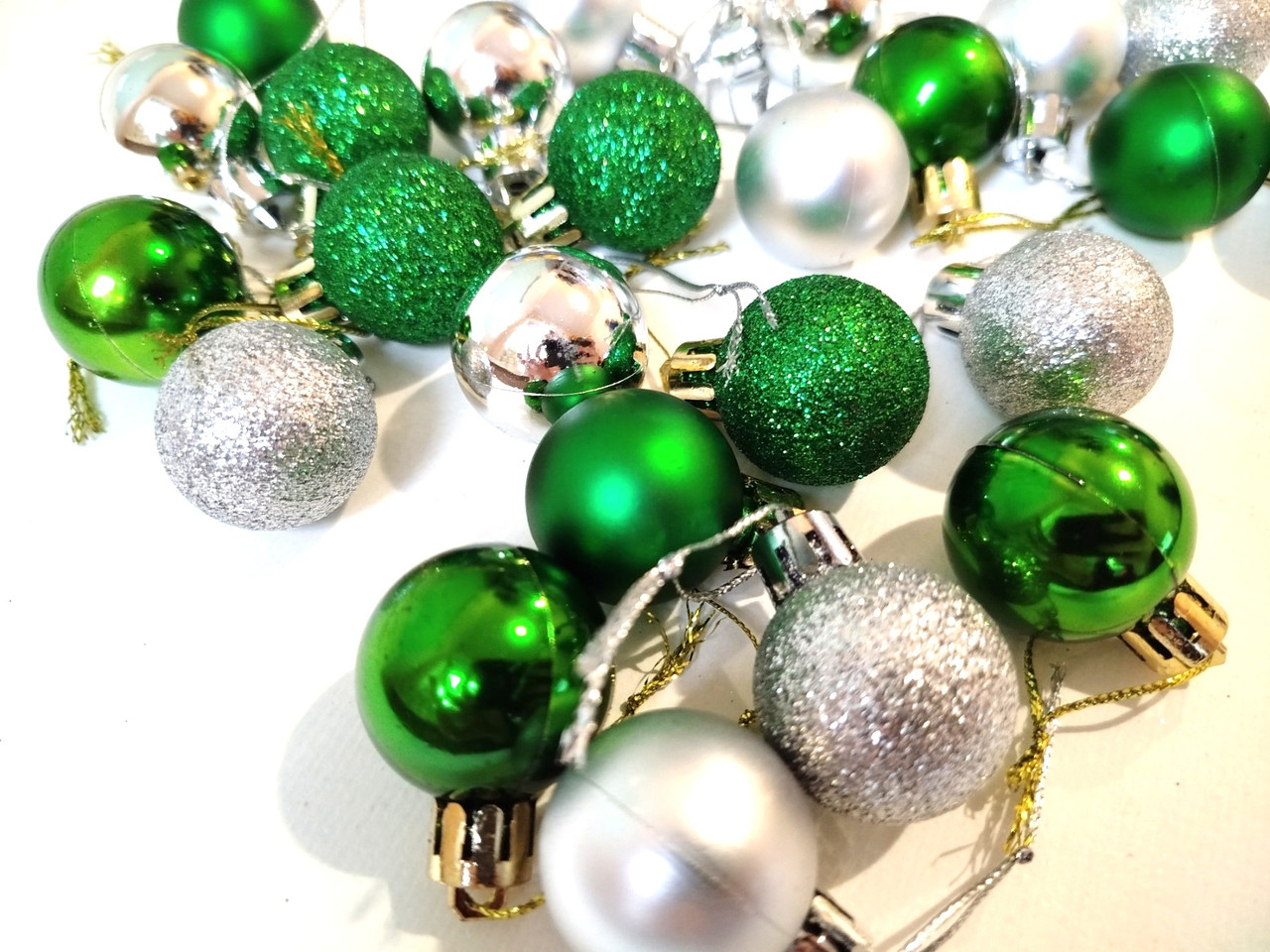 Набір новорічних іграшок 48 шт 2.5см зелені з сріблом | прикраси ялинкові зелені | новорічні іграшки, фото 1