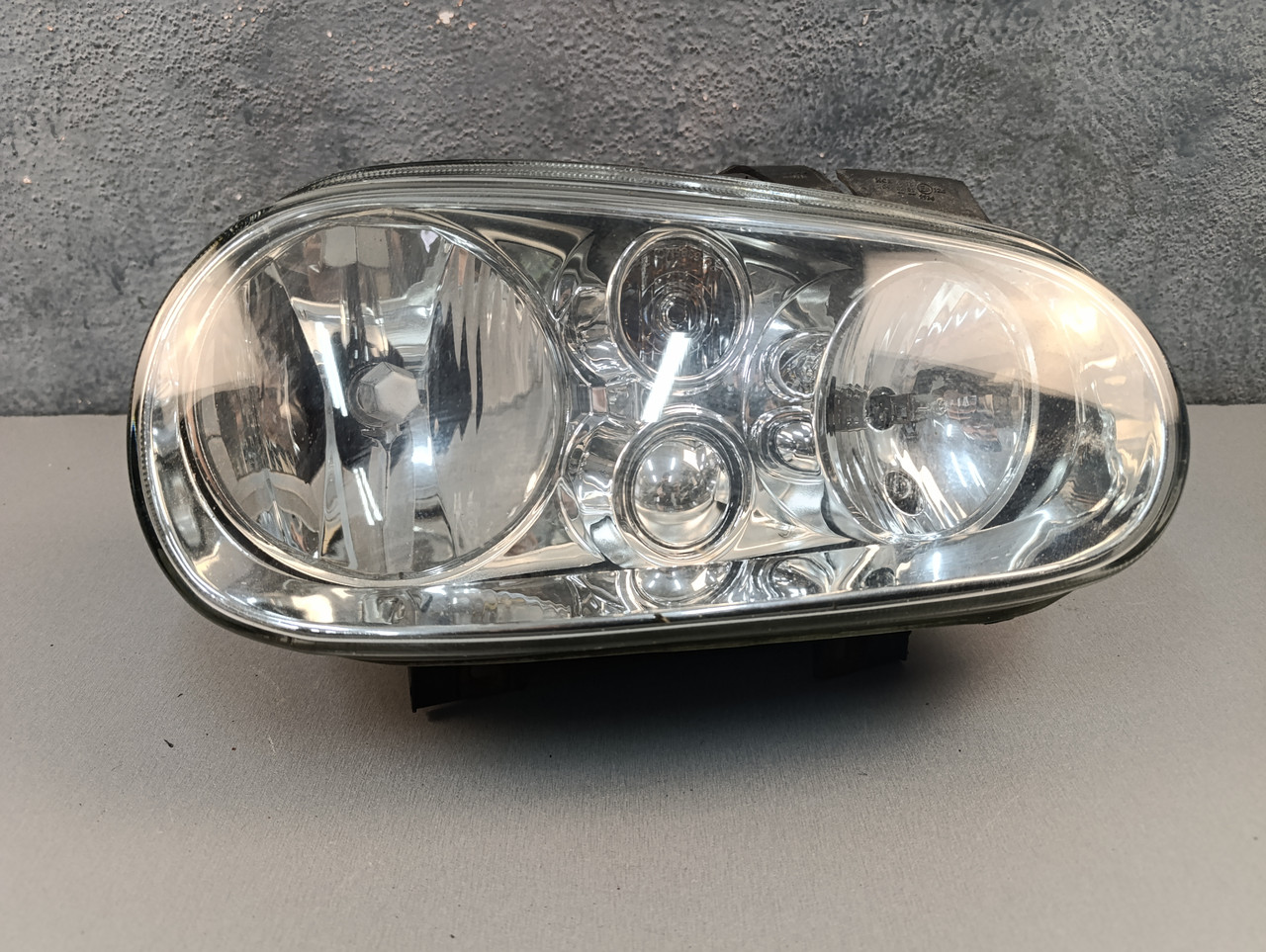 VW Golf 4 Фари права 1J1941018F