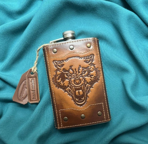 Фляга для алкоголю в чохлі з натуральної шкіри з тисненням "Хижий звір", фото 1