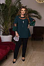 Жіночий костюм з зеленої блузи та чорних брюк великі розміри, фото 2