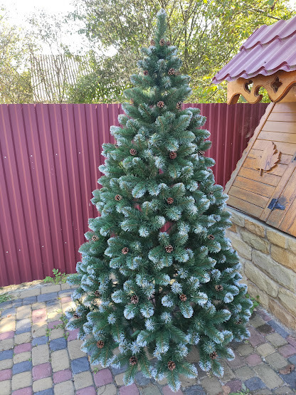 Ялинка темно зелена з білими кінчиками та шишками з ПВХ на пластиковій підставці, Хатинка Елітна 1.3 м -, фото 1