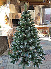 Ялинка темно зелена з білими кінчиками та шишками з ПВХ на пластиковій підставці, Хатинка Елітна 1.3 м -, фото 3