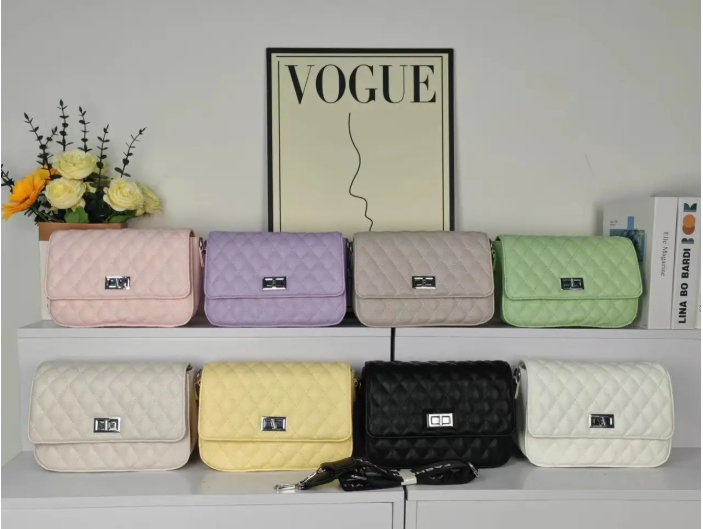 Сумка жіноча крос-боді прямокутна 23*17 см з клапаном зі штучної шкіри у різних кольорах Zhenya, фото 1