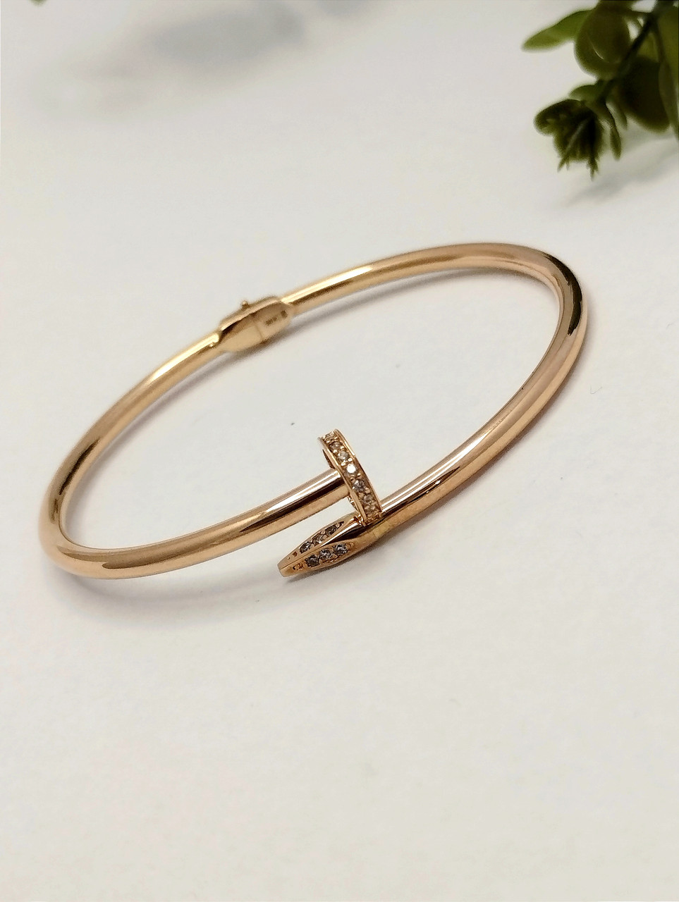 Золотий браслет цвях