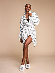 Плюшевий Халат Victoria's Secret Logo Short Cozy Robe, Білий з написом