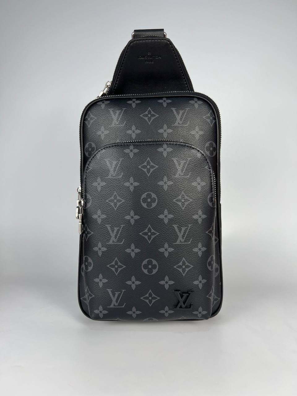 Чоловіча чорна шкіряна сумка слінг Louis Vuitton