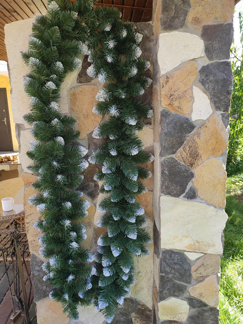 Штучна зелена гірлянда ПВХ з білим напиленням Хатинка, Снігова Королева 2,7 м, фото 1