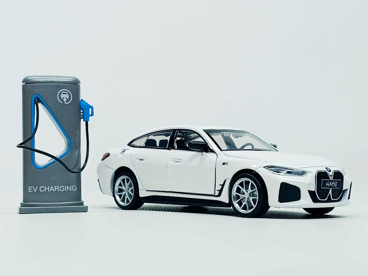 Машинка Автопром «Електромобіль BMW i4 M50» біла (13 см) із зарядною станцією 68714-1