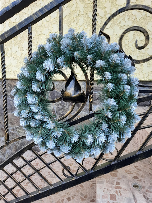 Вінок хвойний штучний новорічний з інеєм Хатинка, Снігова Королева d-50 см, фото 1