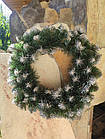 Вінок хвойний штучний новорічний з інеєм Хатинка, Снігова Королева d-50 см, фото 2