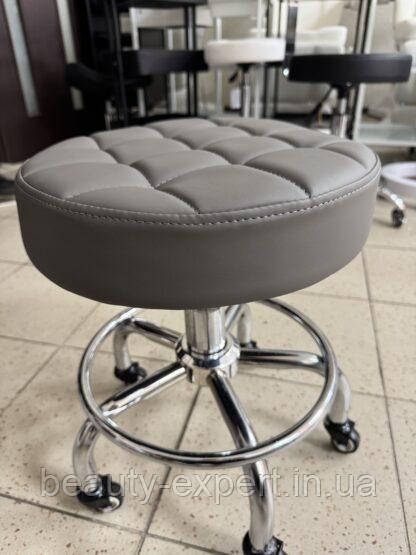 Стілець для майстра без спинки низький стільчик майстра педикюра табурет на коліщатках для майстрів в салон мод.536Lb Grey, фото 1