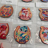 Новорічний магніт підкова "Щасливого року 2025"  Розмір: 6,5*7,5 см, фото 3