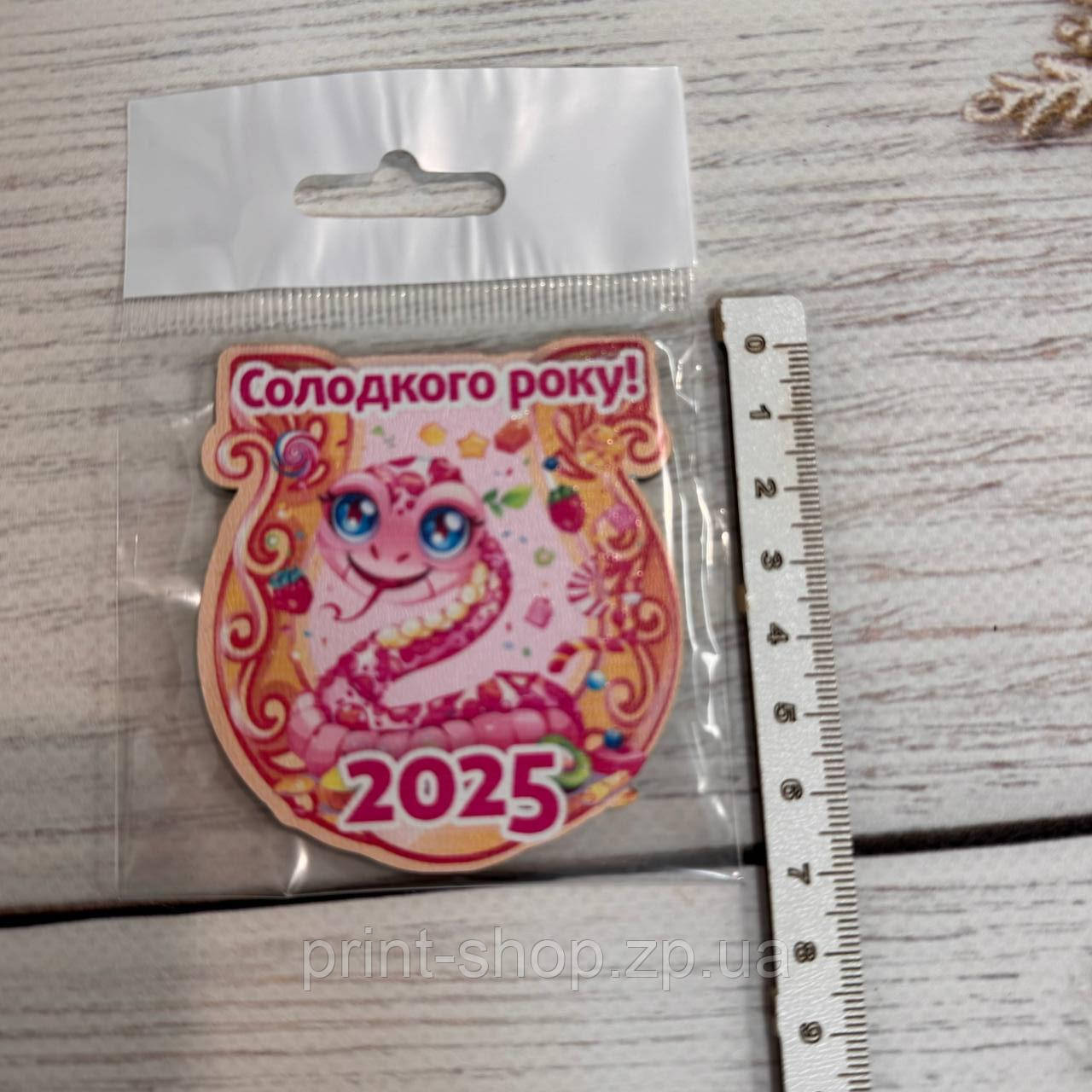 Новорічний магніт підкова "Солодкого року 2025" Розмір: 6,5*7,5 см