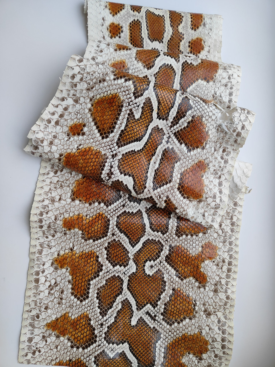 Шкіра кобри, коричнева, 1 м.,дефект, КП060