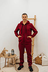 Чоловічий зручний спортивний костюм на флісі з капюшоном і кишенями бордового кольору