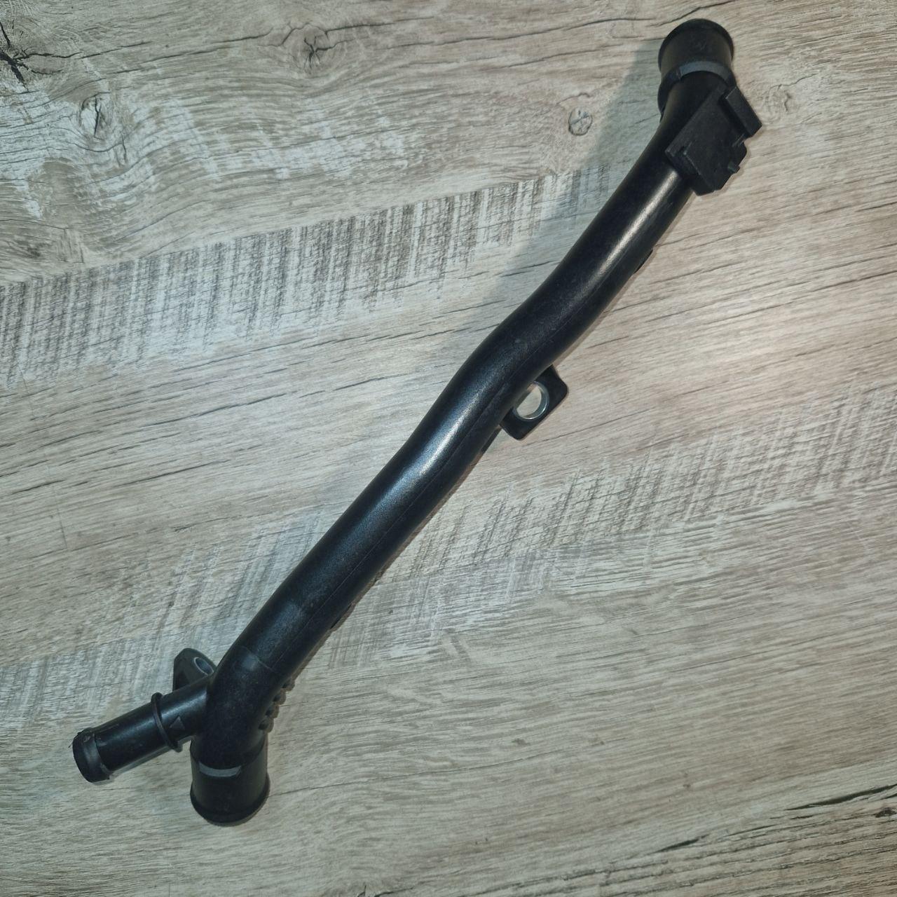 Патрубок системи охолодження VIKA 11211828201 SKODA FABIA 06->