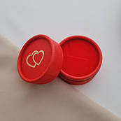 Картонна кругла коробка для каблучки та сережок червоного кольору і сердечками