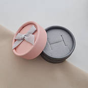 Картонна кругла коробка для каблучки та сережок рожева з сірим і бантиком