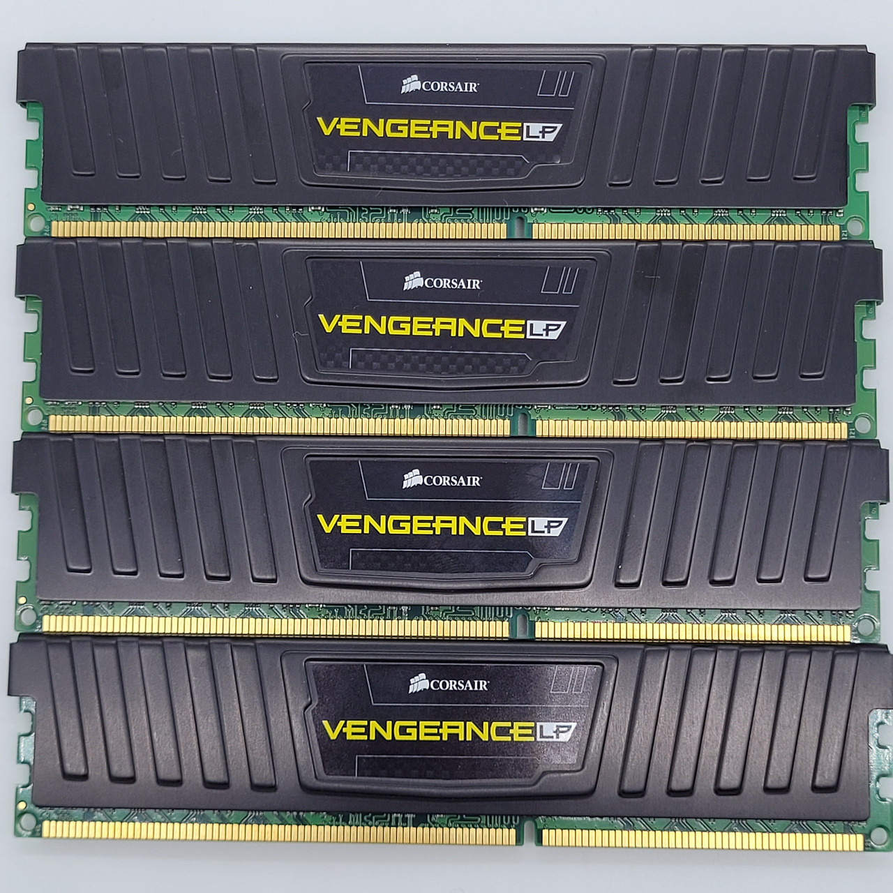 Комплект оперативної пам'яті Corsair VengeanceLP DDR3 32Gb (4x8GB) 1600MHz PC3-12800U 2R8 CL10 (CML16GX3M2A1600C10) Б/В