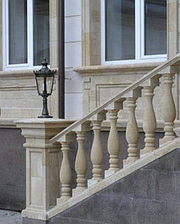 Балясини та перила з каменю піщаника