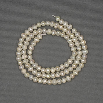 Річкові білі перлини овальні на нитці d-4х3,5мм+-на нитці L-36см+-