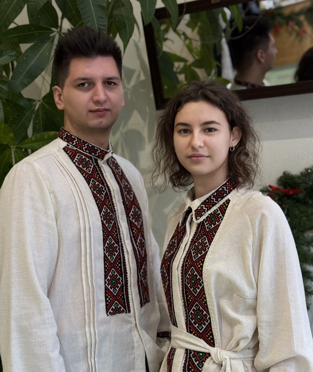 Пара вишита "Червоний герой" і "Червона легенда" з довгими рукавами