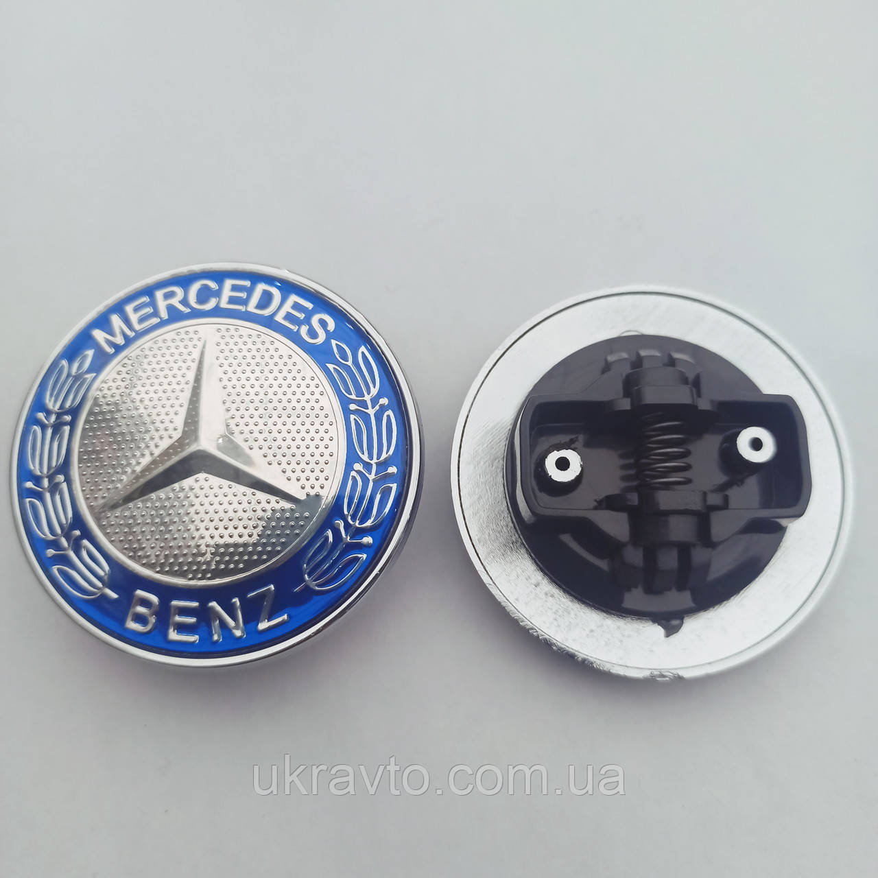 Емблема Mercedes-Benz на капот замість прицілу