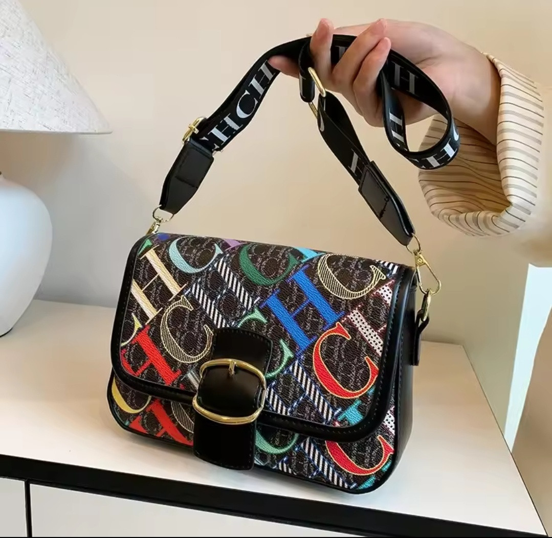 Сумка жіноча жіноча чорна з кольоровим принтом CH — логотип Carolina Herrera.