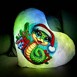 Подушка нічник — подарунок на Новий рік і Різдво — дитячий нічник із символом 2025 року — нічник у формі змії, фото 2