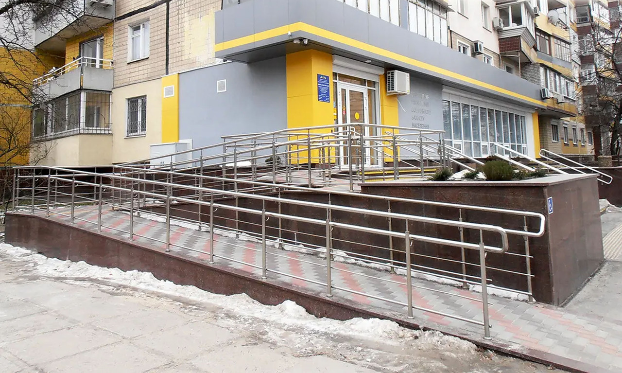 Огородження пандуса з нержавіючої сталі AISI 201, поручень Ø 38 мм, стійка Ø32 мм, 3 ригелі Ø12 мм, Полонне