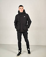 Чоловіча зимова куртка чорного кольору.