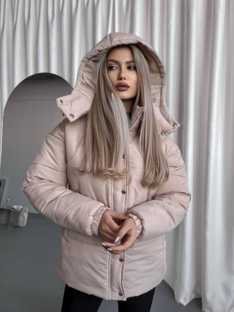 Тепла жіноча молодіжна об'ємна коротка стьобана куртка зі зйомним капюшоном, фото 1