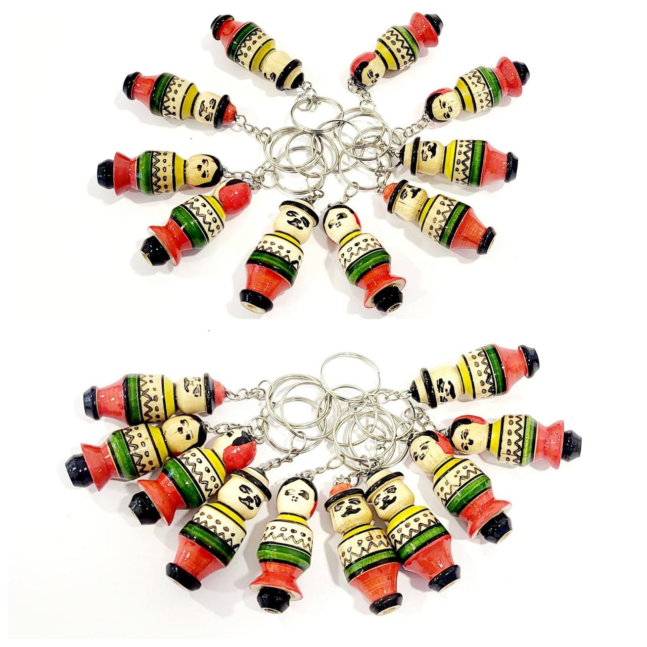 Дерев'яні сувенірні брелки гуцул та гуцулка