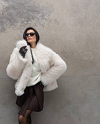 Модна актуальна біла жіноча коротка пухнаста тепла шубка з екохутра