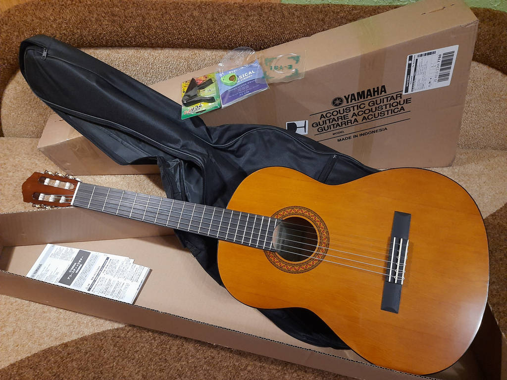 Гитара классическая Yamaha C40 (чехол, копилка, медиатор, струна) - фото покупателей 1