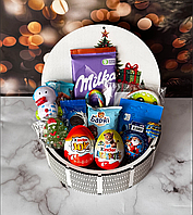 Новорічний набір солодощів красива подарункова коробка цукерок та шоколадок.
