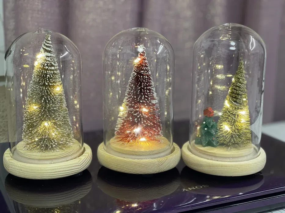 Новорічна ялинка у скляній колбі з підсвіткою | Декор, нічник, подарунок, 14 см з сріблястим підсвічуванням, фото 1