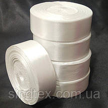 Біла стрічка атласна 2,5 см (23 м) "Sindtex" (АЛ2-001), фото 5