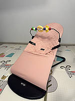 Дитячий шезлонг (крісло-гойдалка) рожевий + дуга з іграшками в подарунок