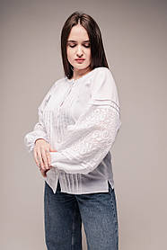 Жіноча біла вишиванка ручної роботи