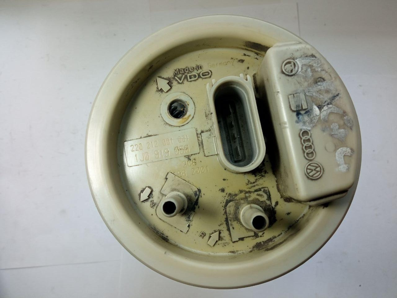 Паливний насос Volkswagen Golf 4 / Audi / Seat / Skoda VDO 220 212 001 001 / 220212001001 / 1J0 919 050 / 1J0919050