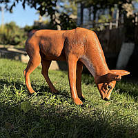 Cадова фігура Олениха, що пасеться