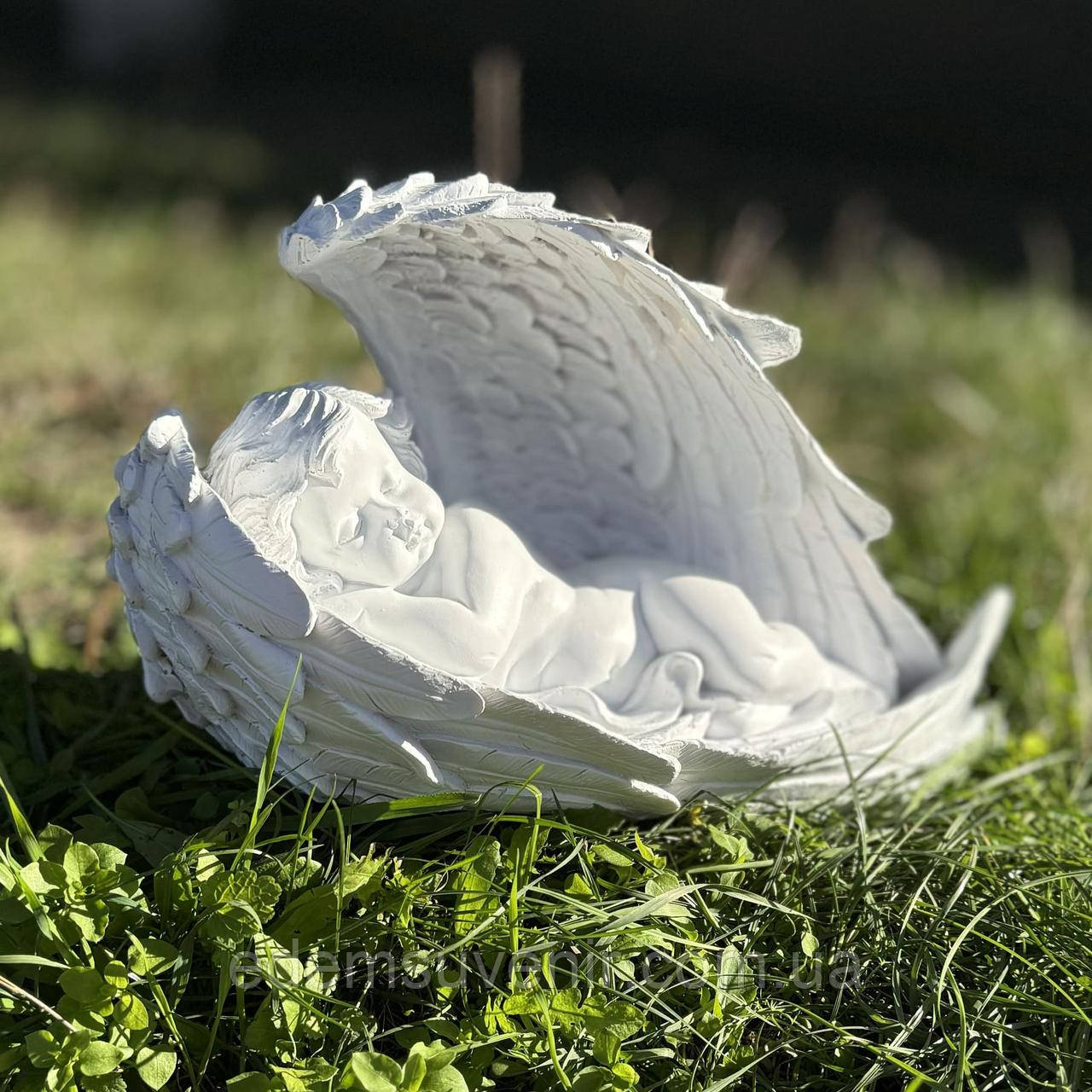 Садова фігура Янгол лежить на правому крилі