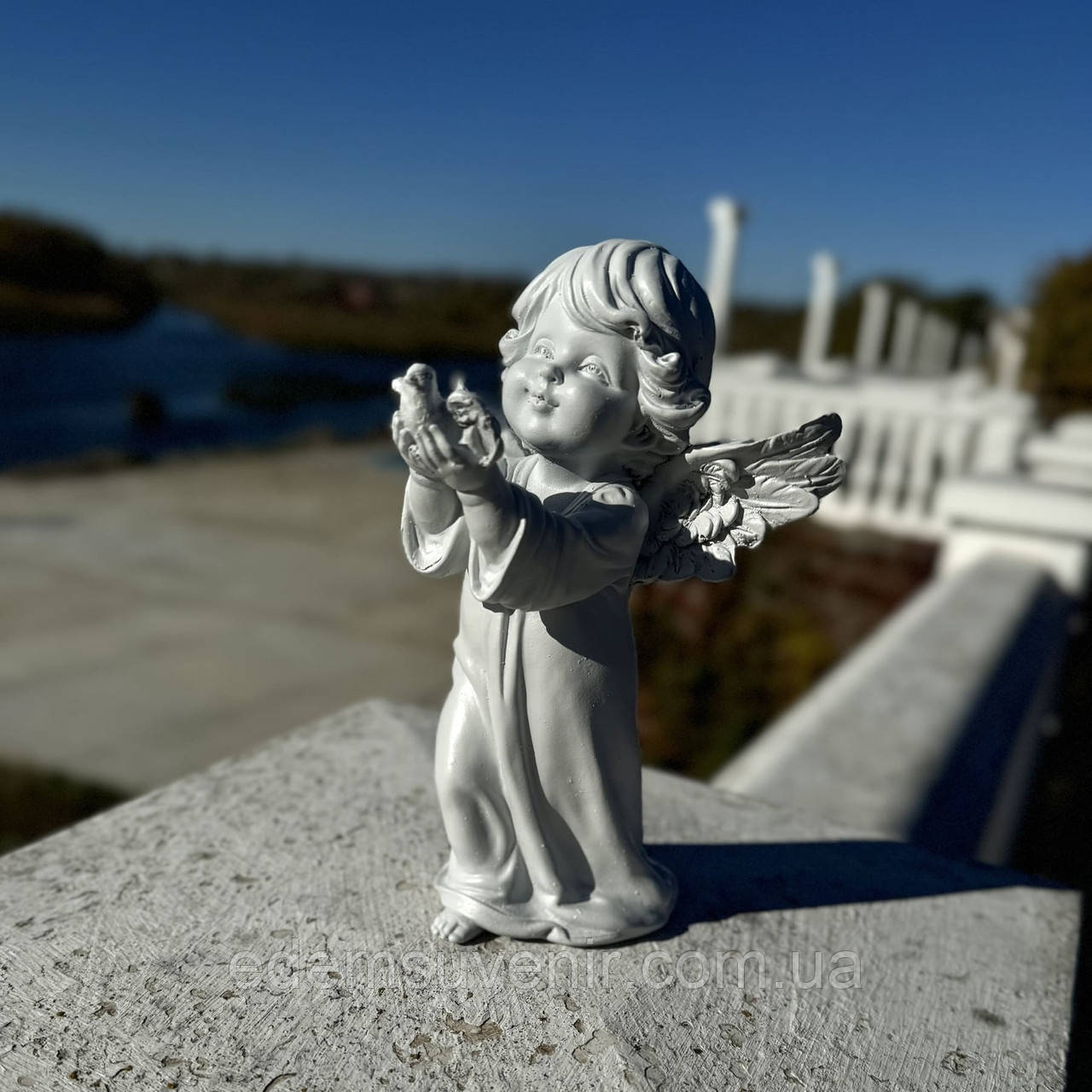 Садова фігура Янгол тримає голуба, фігурки ангелів, статуетка янгол, ангелок, статуетки ангелочків, статуетки янголів
