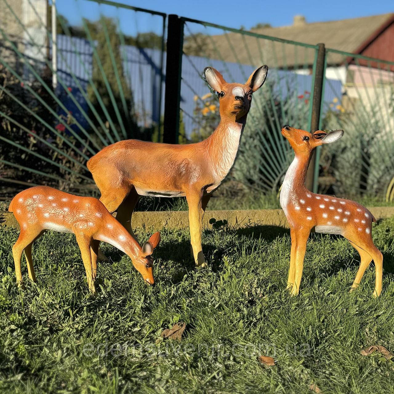Садова фігура Олениха стоїть, Косуля пасеться і Косуля, садові фігури з полістоуну, садово-паркові фігурки і скульптури