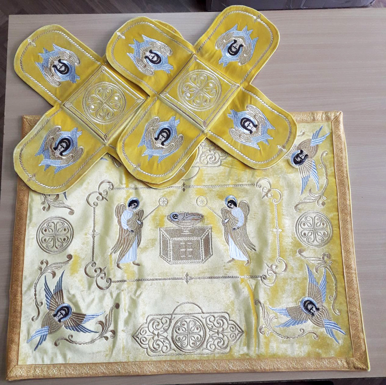 Покрівці з оксамиту жовті з вишивкою, фото 1