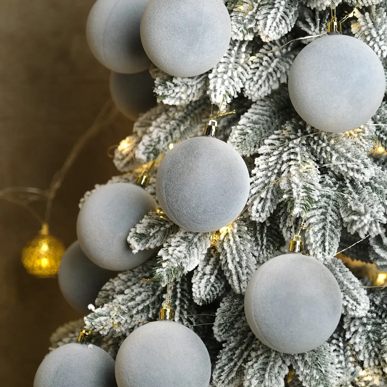 Набір ялинкових куль 18 штук у коробці, Оксамит нюдовий сірий, d - 8 см, Хатинка, фото 1