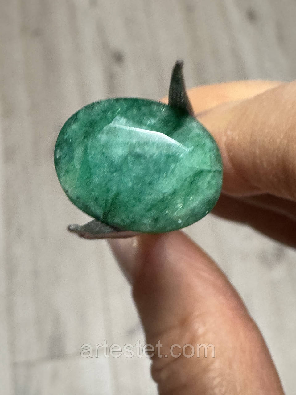 Смарагд природний 9.35 ct. Розмір: 15 х 12 х 7 мм